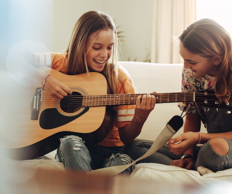 Sinfonía de Aprendizaje: Lecciones de Guitarra, Piano y Vientos